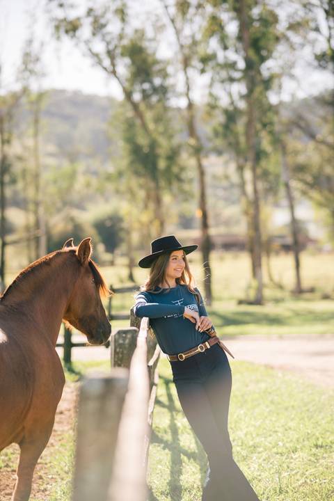 fotografo-em-osorio-litoral-norte-rio-grande-do-sul-felipe-lopes-fotografia-ensaio-de-xv-anos-quinze-no-campo-ct-guto-freire-cavalos-violino-por-do-sol-familia'