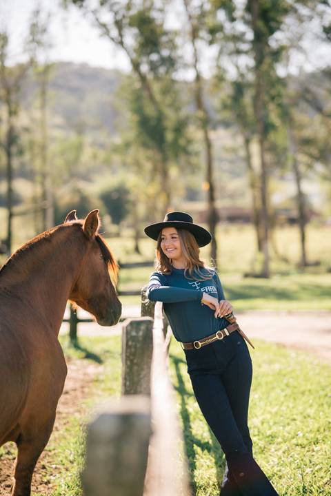 fotografo-em-osorio-litoral-norte-rio-grande-do-sul-felipe-lopes-fotografia-ensaio-de-xv-anos-quinze-no-campo-ct-guto-freire-cavalos-violino-por-do-sol-familia'