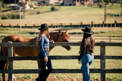 fotografo-em-osorio-litoral-norte-rio-grande-do-sul-felipe-lopes-fotografia-ensaio-de-xv-anos-quinze-no-campo-ct-guto-freire-cavalos-violino-por-do-sol-familia'