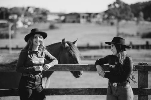 fotografo-em-osorio-litoral-norte-rio-grande-do-sul-felipe-lopes-fotografia-ensaio-de-xv-anos-quinze-no-campo-ct-guto-freire-cavalos-violino-por-do-sol-familia'