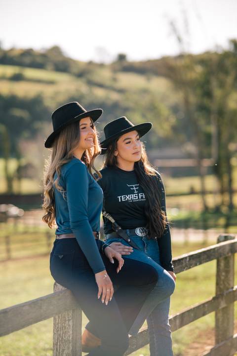 fotografo-em-osorio-litoral-norte-rio-grande-do-sul-felipe-lopes-fotografia-ensaio-de-xv-anos-quinze-no-campo-ct-guto-freire-cavalos-violino-por-do-sol-familia'