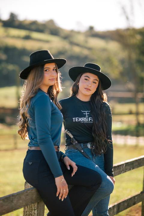 fotografo-em-osorio-litoral-norte-rio-grande-do-sul-felipe-lopes-fotografia-ensaio-de-xv-anos-quinze-no-campo-ct-guto-freire-cavalos-violino-por-do-sol-familia'