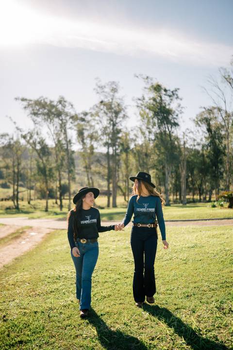 fotografo-em-osorio-litoral-norte-rio-grande-do-sul-felipe-lopes-fotografia-ensaio-de-xv-anos-quinze-no-campo-ct-guto-freire-cavalos-violino-por-do-sol-familia'
