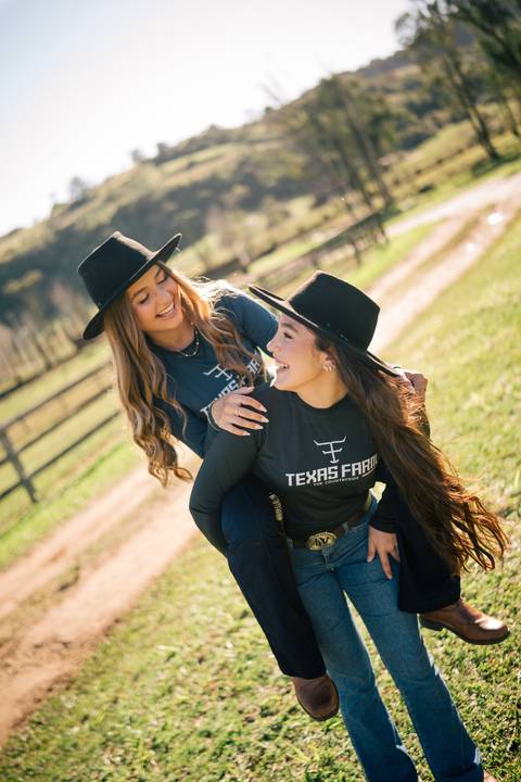 fotografo-em-osorio-litoral-norte-rio-grande-do-sul-felipe-lopes-fotografia-ensaio-de-xv-anos-quinze-no-campo-ct-guto-freire-cavalos-violino-por-do-sol-familia'