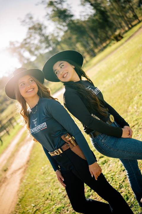 fotografo-em-osorio-litoral-norte-rio-grande-do-sul-felipe-lopes-fotografia-ensaio-de-xv-anos-quinze-no-campo-ct-guto-freire-cavalos-violino-por-do-sol-familia'
