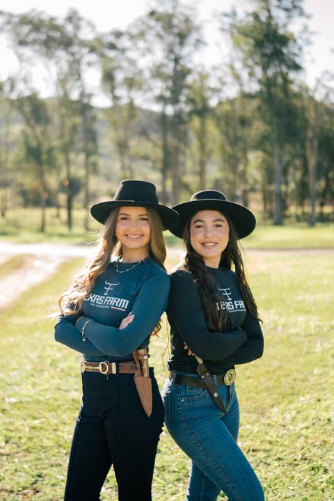 fotografo-em-osorio-litoral-norte-rio-grande-do-sul-felipe-lopes-fotografia-ensaio-de-xv-anos-quinze-no-campo-ct-guto-freire-cavalos-violino-por-do-sol-familia'