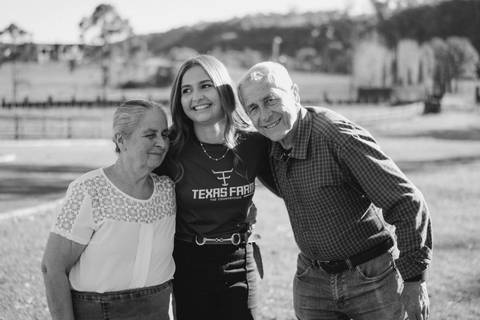 fotografo-em-osorio-litoral-norte-rio-grande-do-sul-felipe-lopes-fotografia-ensaio-de-xv-anos-quinze-no-campo-ct-guto-freire-cavalos-violino-por-do-sol-familia'