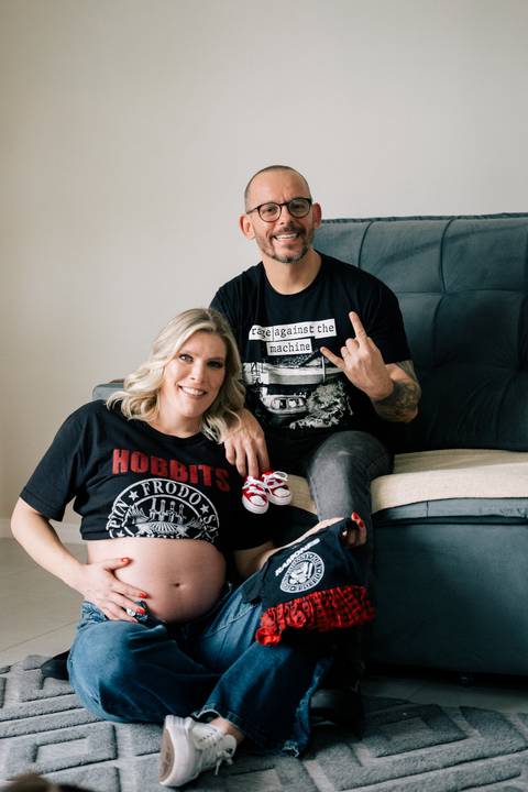 Felipe-lopes-fotografia-fotografo-em-osorio-litoral-norte-rio-grande-do-sul-ensaio-gestante-casal-espera-menina-fotos-em-casa-intimistas-sala-cachorros-banda-de-rock'