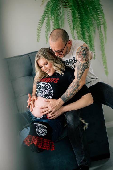 Felipe-lopes-fotografia-fotografo-em-osorio-litoral-norte-rio-grande-do-sul-ensaio-gestante-casal-espera-menina-fotos-em-casa-intimistas-sala-cachorros-banda-de-rock'