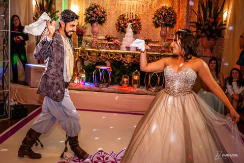 15 Anos - Giovanna Claro

Foto: Felipe Lopes Fotografia

Local: A.F.M.O. - Osório- RS

Decoração: Katia Kennes Decorações

Animação: Vip Show Bar Eventos

Make e Penteado : May May 

'