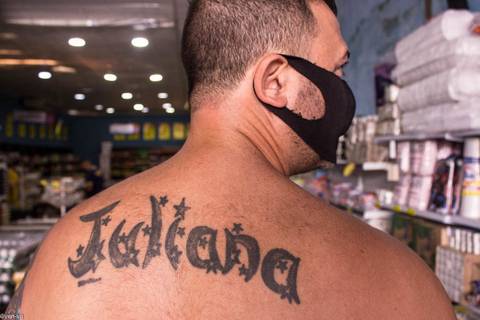 Senhor com máscara em supermercado '
