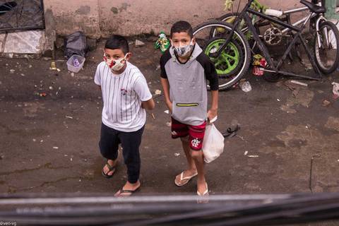 Crianças com máscaras'