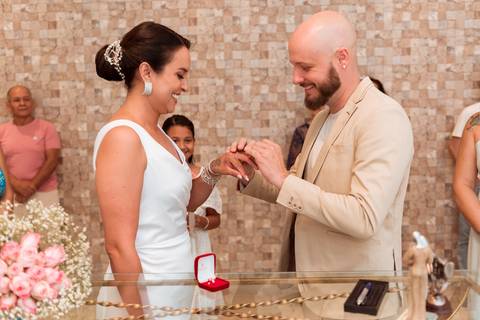 Casamento civil em Sorocaba: confira as fotos de Laura e Guilherme com recepção no Coco Bambu. Registros cheios de emoção feitos por May e José Fotografia'