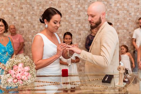 Casamento civil em Sorocaba: confira as fotos de Laura e Guilherme com recepção no Coco Bambu. Registros cheios de emoção feitos por May e José Fotografia'