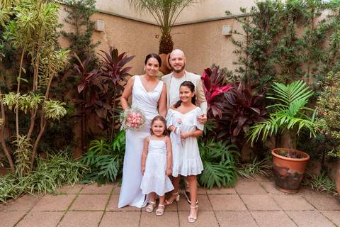 Casamento civil em Sorocaba: confira as fotos de Laura e Guilherme com recepção no Coco Bambu. Registros cheios de emoção feitos por May e José Fotografia'