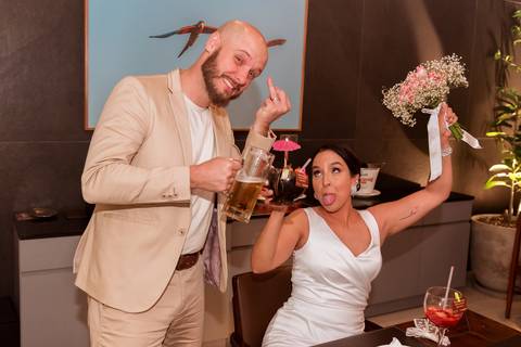 Casamento civil em Sorocaba: confira as fotos de Laura e Guilherme com recepção no Coco Bambu. Registros cheios de emoção feitos por May e José Fotografia'