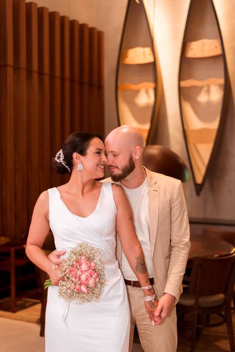 Casamento civil em Sorocaba: confira as fotos de Laura e Guilherme com recepção no Coco Bambu. Registros cheios de emoção feitos por May e José Fotografia'