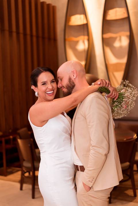 Casamento civil em Sorocaba: confira as fotos de Laura e Guilherme com recepção no Coco Bambu. Registros cheios de emoção feitos por May e José Fotografia'