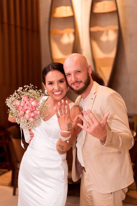 Casamento civil em Sorocaba: confira as fotos de Laura e Guilherme com recepção no Coco Bambu. Registros cheios de emoção feitos por May e José Fotografia'