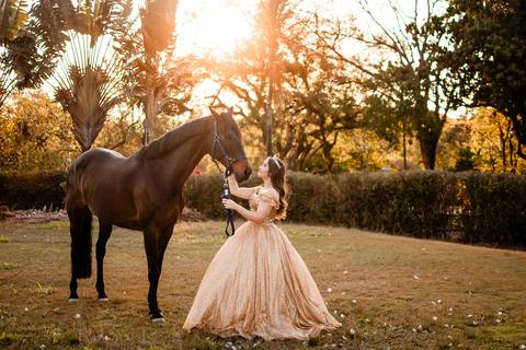 ensaio-15-anos-julia-lopes-debutante-hípica-centaurus-tatuí-registros-cheio-de-amor-ensaio-clássico-a-bela-e-a-fera-may-e-jose-fotografia'