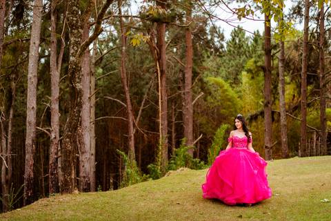 ensaio-15-anos-laura-araujo-debutante-sitio-das-borboletas-piedade-registros-cheio-de-amor-ensaio-clássico-may-e-jose-fotografia-tatui-vestido-rosa'