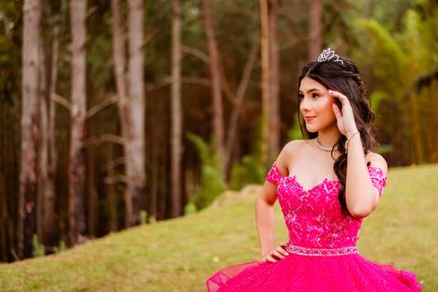 ensaio-15-anos-laura-araujo-debutante-sitio-das-borboletas-piedade-registros-cheio-de-amor-ensaio-clássico-may-e-jose-fotografia-tatui-vestido-rosa'