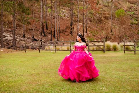 ensaio-15-anos-laura-araujo-debutante-sitio-das-borboletas-piedade-registros-cheio-de-amor-ensaio-clássico-may-e-jose-fotografia-tatui-vestido-rosa'