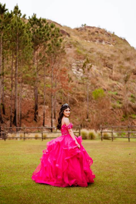 ensaio-15-anos-laura-araujo-debutante-sitio-das-borboletas-piedade-registros-cheio-de-amor-ensaio-clássico-may-e-jose-fotografia-tatui-vestido-rosa'