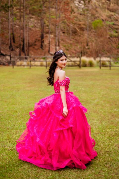 ensaio-15-anos-laura-araujo-debutante-sitio-das-borboletas-piedade-registros-cheio-de-amor-ensaio-clássico-may-e-jose-fotografia-tatui-vestido-rosa'
