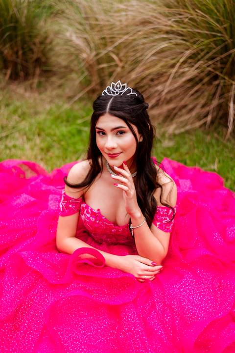 ensaio-15-anos-laura-araujo-debutante-sitio-das-borboletas-piedade-registros-cheio-de-amor-ensaio-clássico-may-e-jose-fotografia-tatui-vestido-rosa'