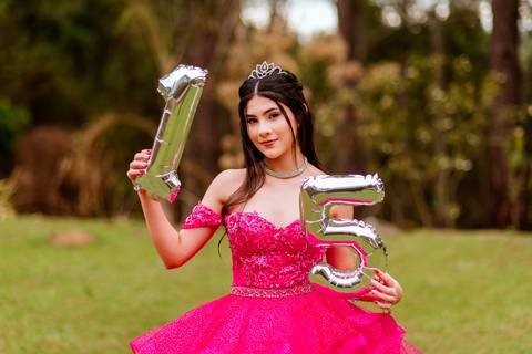 ensaio-15-anos-laura-araujo-debutante-sitio-das-borboletas-piedade-registros-cheio-de-amor-ensaio-clássico-may-e-jose-fotografia-tatui-vestido-rosa'