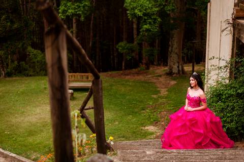ensaio-15-anos-laura-araujo-debutante-sitio-das-borboletas-piedade-registros-cheio-de-amor-ensaio-clássico-may-e-jose-fotografia-tatui-vestido-rosa'