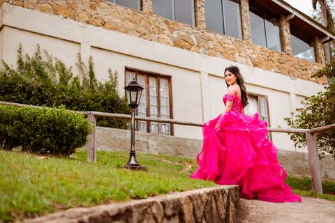ensaio-15-anos-laura-araujo-debutante-sitio-das-borboletas-piedade-registros-cheio-de-amor-ensaio-clássico-may-e-jose-fotografia-tatui-vestido-rosa'