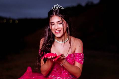 ensaio-15-anos-laura-araujo-debutante-sitio-das-borboletas-piedade-registros-cheio-de-amor-ensaio-clássico-may-e-jose-fotografia-tatui-vestido-rosa'