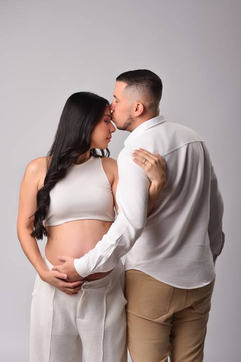 Ensaio gestante em estúdio em Tatuí – Raíssa e Maikon à espera do Pedro | May e José Fotografia'