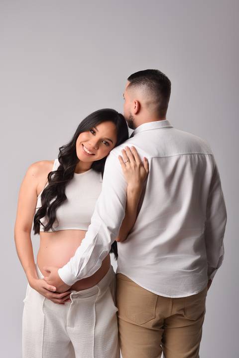 Ensaio gestante em estúdio em Tatuí – Raíssa e Maikon à espera do Pedro | May e José Fotografia'