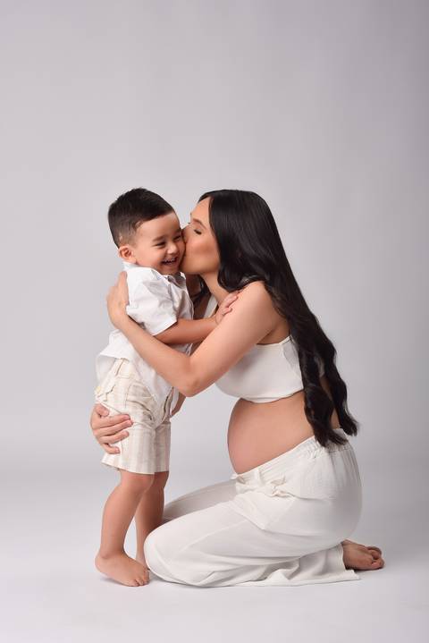 Ensaio gestante em estúdio em Tatuí – Raíssa e Maikon à espera do Pedro | May e José Fotografia'