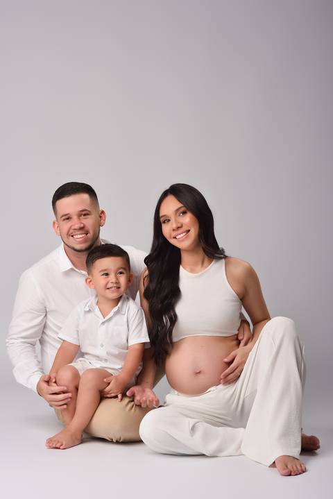 Ensaio gestante em estúdio em Tatuí – Raíssa e Maikon à espera do Pedro | May e José Fotografia'