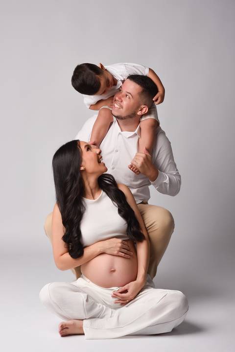 Ensaio gestante em estúdio em Tatuí – Raíssa e Maikon à espera do Pedro | May e José Fotografia'