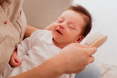Ensaio newborn lifestyle do Augusto em Sorocaba, com luz natural e registro delicado dos primeiros dias de vida.'