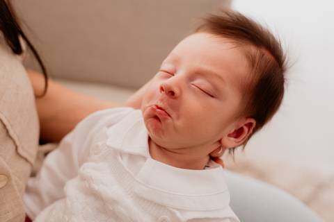 Ensaio newborn lifestyle do Augusto em Sorocaba, com luz natural e registro delicado dos primeiros dias de vida.'