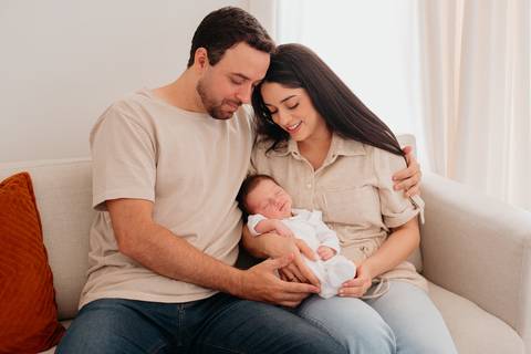 Ensaio newborn lifestyle do Augusto em Sorocaba, com luz natural e registro delicado dos primeiros dias de vida.'