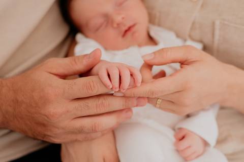 Ensaio newborn lifestyle do Augusto em Sorocaba, com luz natural e registro delicado dos primeiros dias de vida.'