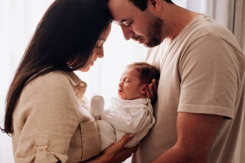 Ensaio newborn lifestyle do Augusto em Sorocaba, com luz natural e registro delicado dos primeiros dias de vida.'