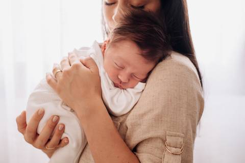 Ensaio newborn lifestyle do Augusto em Sorocaba, com luz natural e registro delicado dos primeiros dias de vida.'