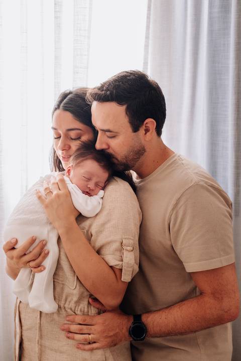 Ensaio newborn lifestyle do Augusto em Sorocaba, com luz natural e registro delicado dos primeiros dias de vida.'
