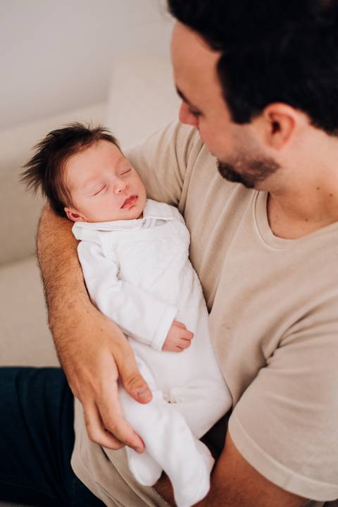 Ensaio newborn lifestyle do Augusto em Sorocaba, com luz natural e registro delicado dos primeiros dias de vida.'