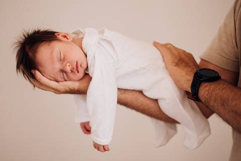 Ensaio newborn lifestyle do Augusto em Sorocaba, com luz natural e registro delicado dos primeiros dias de vida.'