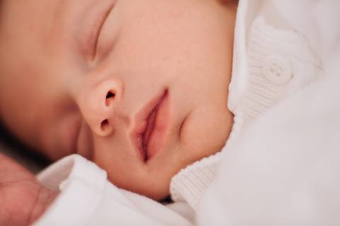 Ensaio newborn lifestyle do Augusto em Sorocaba, com luz natural e registro delicado dos primeiros dias de vida.'