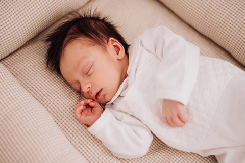 Ensaio newborn lifestyle do Augusto em Sorocaba, com luz natural e registro delicado dos primeiros dias de vida.'